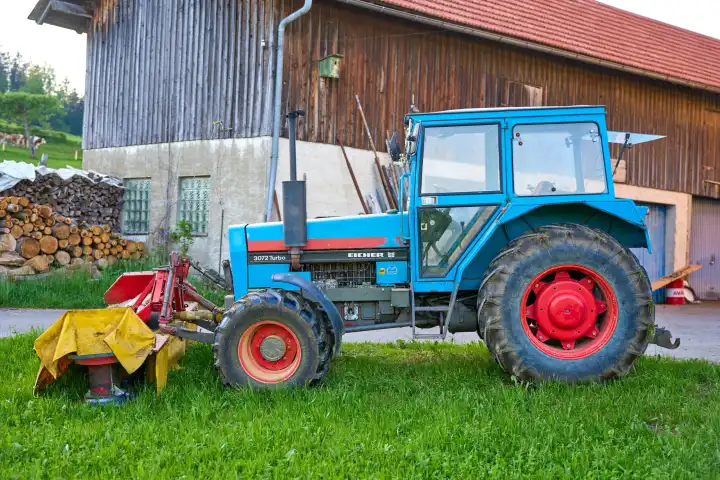 Eicher 3072 Turbo landwirtschaftlicher Traktor auf einem Bauernhof in Bayern