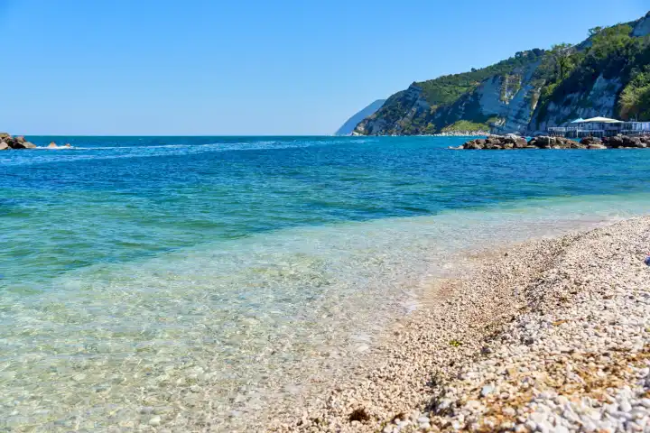 Impressionen von Strand und Meer in Acona, Italien                         