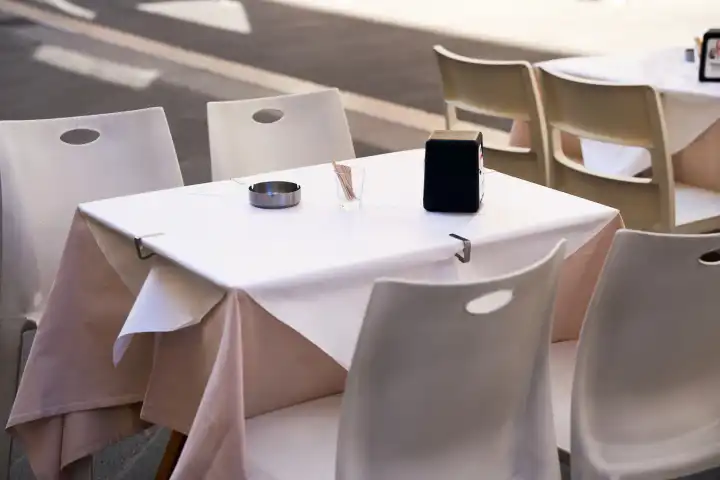 Leere Tische und Stühle in einem Restaurant in Ancona, Italien. Symbolbild Krise und Gästemangel in der Gastronomie