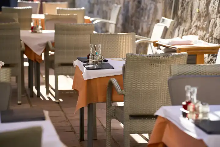 Leere Tische und Stühle in einem Restaurant in Kotor, Montenegro. Symbolbild Krise und Gästemangel in der Gastronomie