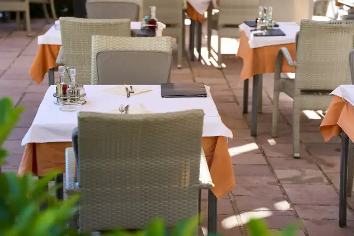 Leere Tische und Stühle in einem Restaurant in Kotor, Montenegro. Symbolbild Krise und Gästemangel in der Gastronomie