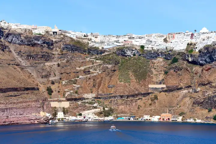 Blick vom Meer auf die Stadt Thira, Santorini in Griechenland