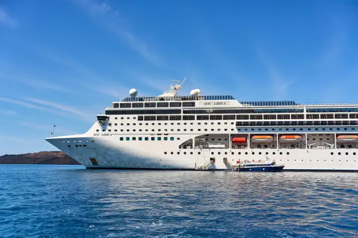 Kreuzfahrtschiff MSC Lirica der Reederei Mediterranean Shipping Company auf See vor Santorini in Griechenland