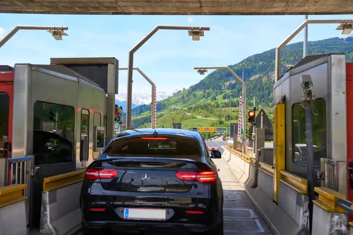 Fahrzeug am Bezahlen der Autobahnmaut in Italien an der Mautstation