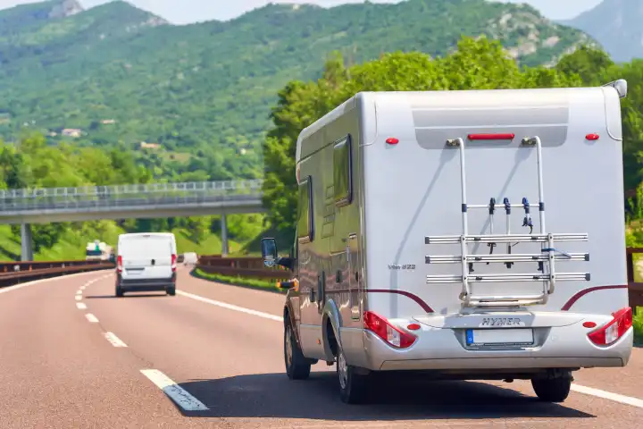 Wohnmobil unterwegs in den Urlaub auf der Autobahn in Italien. Campingsaison Symbolbild