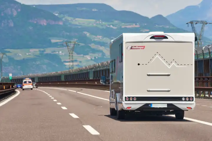 Wohnmobil unterwegs in den Urlaub auf der Autobahn in Italien. Campingsaison Symbolbild