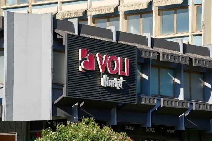 Voli eCommerce Market, Logo an einem Lebensmittel Supermarkt und Discounter in Montenegro