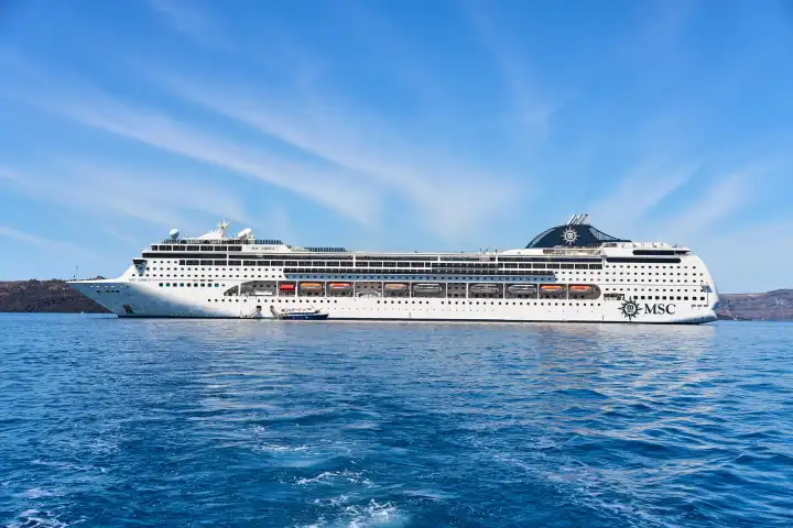 Kreuzfahrtschiff MSC Lirica der Reederei Mediterranean Shipping Company auf See vor Santorini in Griechenland