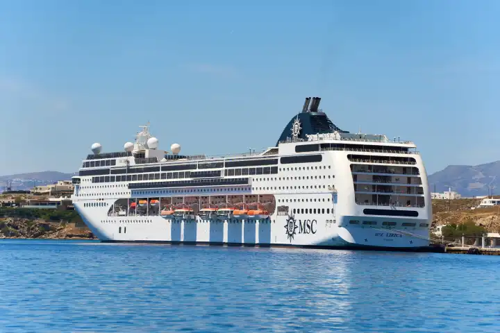 Kreuzfahrtschiff MSC Lirica der Reederei Mediterranean Shipping Company auf See vor Mykonos in Griechenland