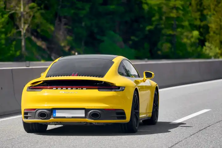 Porsche 911 Carrera S in Gelb unterwegs auf der Autobahn
