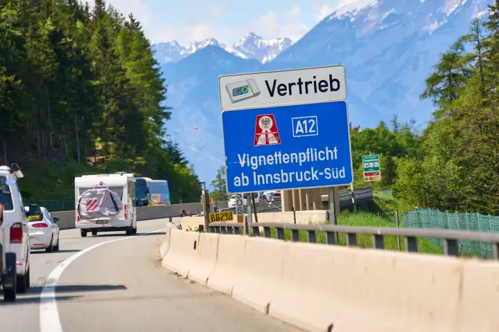 Verkehrsschild auf der Autobahn, Brennerautobahn zwischen Italien und Österreich mit dem Hinweis auf die Vignettenpflicht in Österreich ab Innsbruck Süd