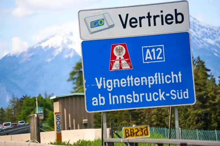 Verkehrsschild auf der Autobahn, Brennerautobahn zwischen Italien und Österreich mit dem Hinweis auf die Vignettenpflicht in Österreich ab Innsbruck Süd