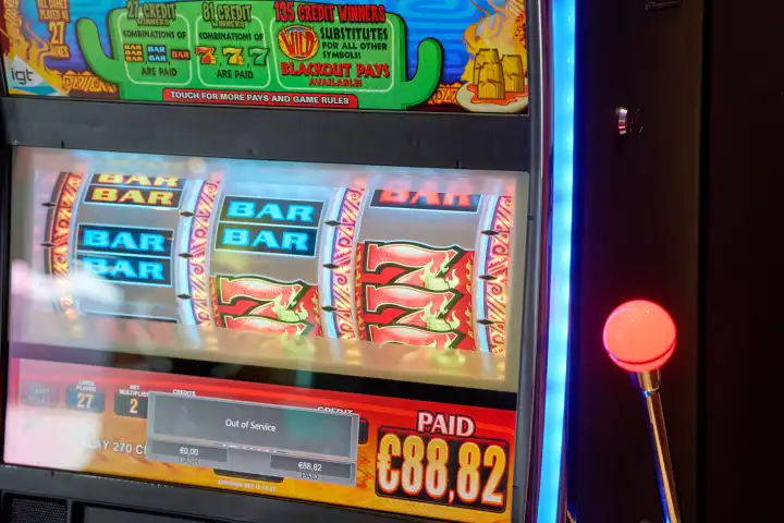 Spielautomaten in einem Casino. Symbolbild Glücksspiel und Spielsucht