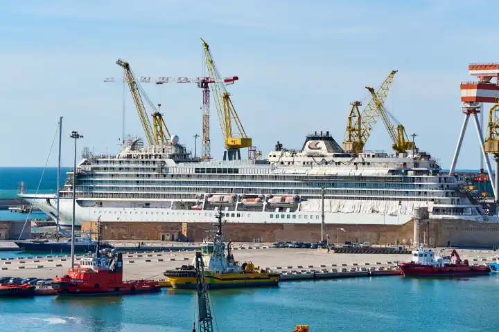 Das Kreuzfahrtschiff Viking Vela im Baudock der Fincantieri Werft in Ancona. Schiff der Kreuzfahrt Reederei Viking Ocean Cruises