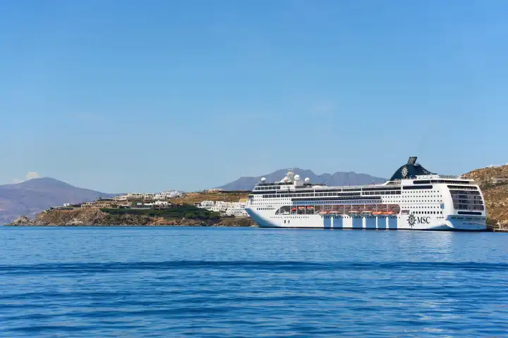 Kreuzfahrtschiff MSC Lirica der Reederei Mediterranean Shipping Company auf See vor Mykonos in Griechenland