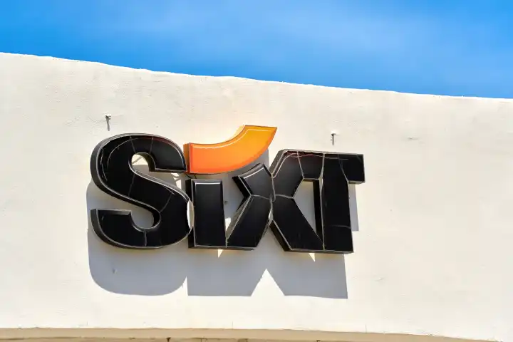 Logo der Firma SIXT Autovermietung an einer Fassade. Anbieter für Leihwagen und Mietwagen