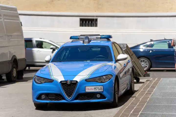Einsatzwagen der Polizei in Italien, Polizia geparkt an einer Straße. Italienische Polizei