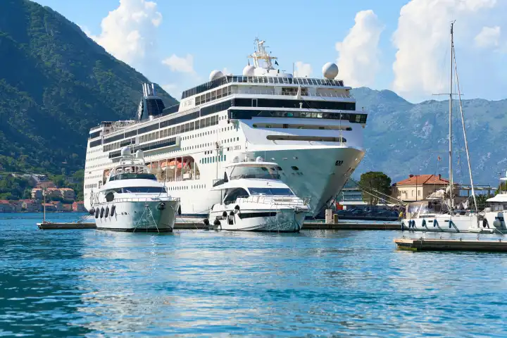 Kreuzfahrtschiff MSC Lirica der Reederei Mediterranean Shipping Company im Hafen von Kotor in Montenegro