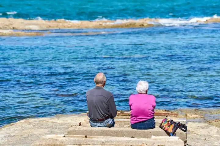 Altes Rentner Ehepaar erholt sich an der Sonne am Meer in Italien. Mann und Frau zusammen im Urlaub