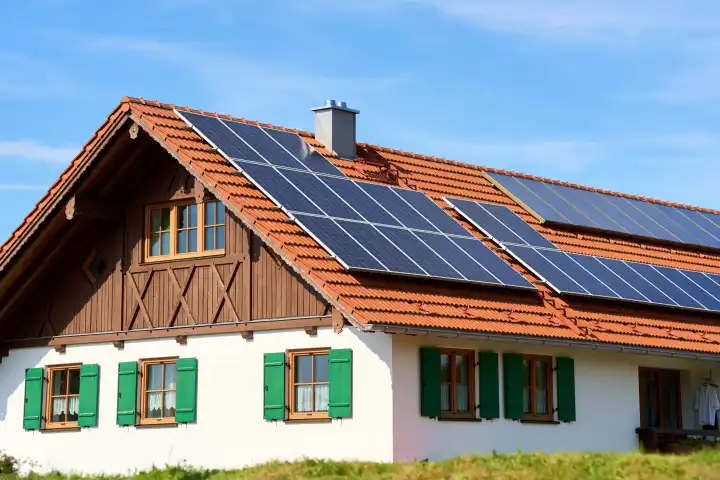 Bauernhaus in Bayern mit Solarzellen auf dem Dach. Photovoltaik und grüne Energie Konzept