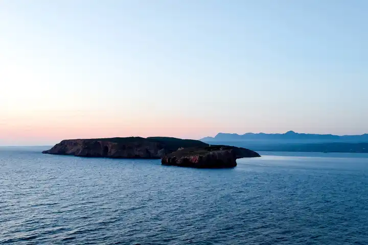 Felsen bzw. Felsenlandschaft kurz vor Piräus bei Sonnenuntergang in einer Wasser-Landschaft