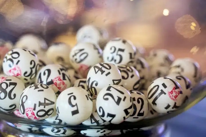 Lotterie Kugeln in einer Glaskugel. Kugeln mit Zahlen. Symbolbild Lotto