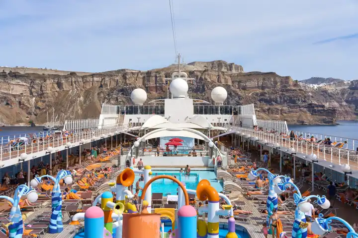 Kreuzfahrt Themenbild, ein Kreuzfahrtschiff mit Urlaubern vor der Insel Santorini in Griechenland
