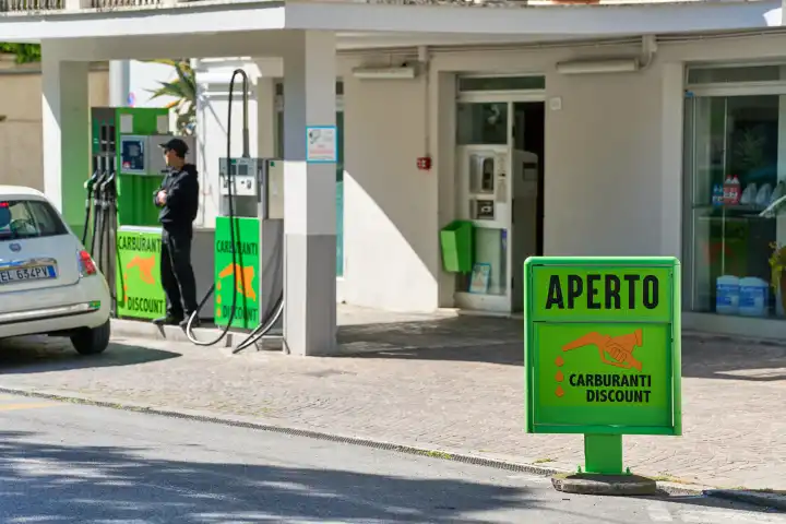 Eine Tankstelle in der Stadt Ancona in Italien