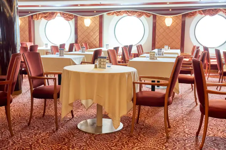 Ein leeres Restaurant mit eleganten Stühlen und Tischen auf einem Kreuzfahrtschiff