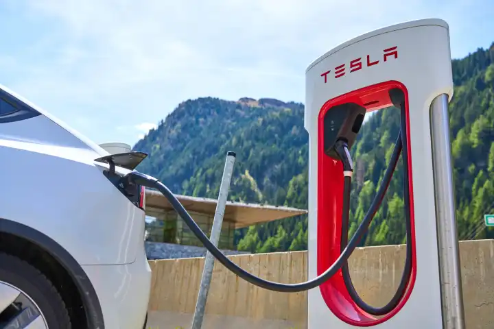 Tesla E-Auto lädt Strom an einer Supercharger Ladesäule