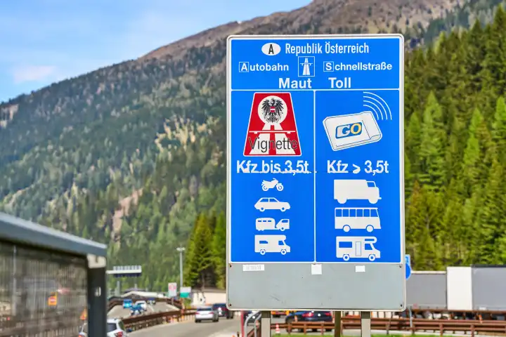 Verkehrsschild Hinweis zur Vignettenpflicht auf der Autobahn in Österreich