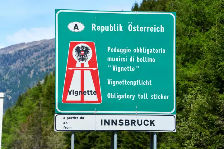 Verkehrsschild Hinweis zur Vignettenpflicht auf der Autobahn in Österreich