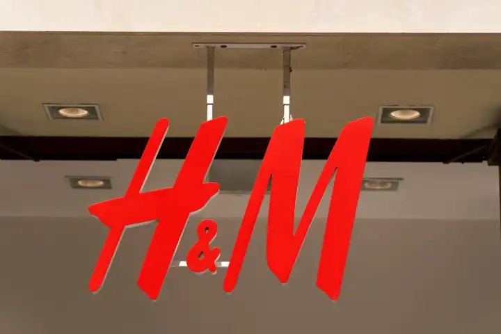 Modekette H&M Filiale Logo in Ancona in Italien