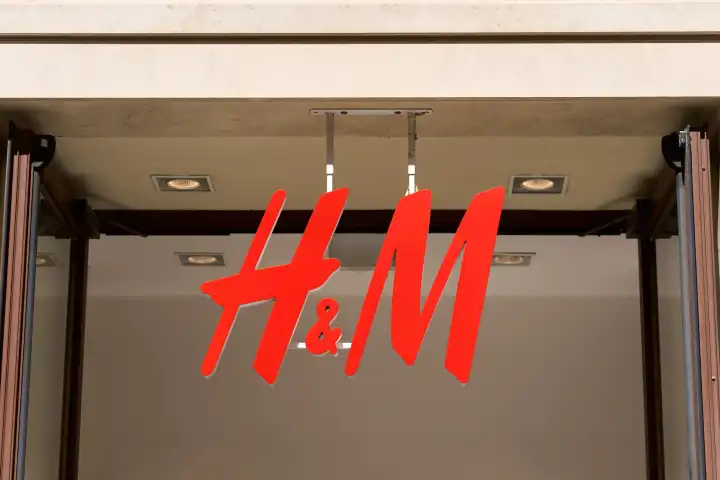 Modekette H&M Filiale Logo in Ancona in Italien