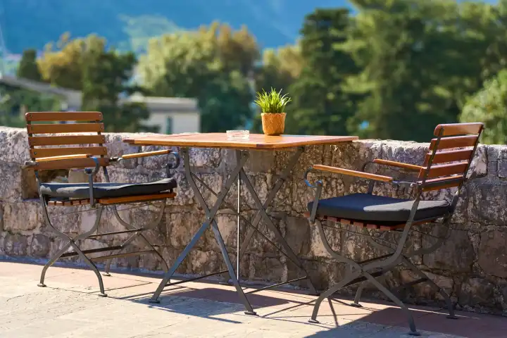 Leere Stühle und Tisch in einem Restaurant in Kotor in Montenegro