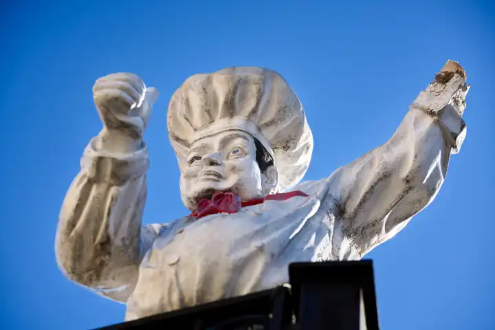Defekte Figur von einem Koch mit einem Arm. Symbolbild Fachkräftemangel in der Gastronomie