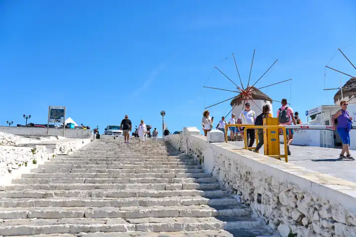 Touristenmassen an der Sehenswürdigkeit, die Windmühlen von Mykonos in Griechenland 