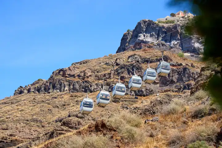 Die berühmte Seilbahn die vom Hafen in die auf dem Berg gelegene Stadt Thira auf Santorini in Griechenland führt