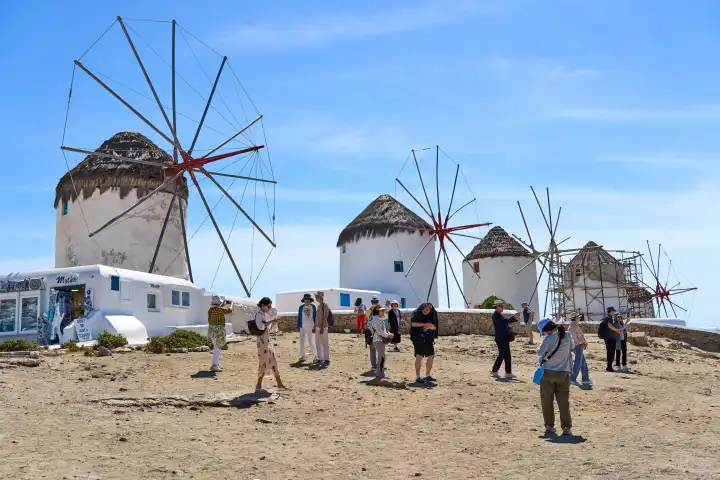 Touristenmassen an der Sehenswürdigkeit, die Windmühlen von Mykonos in Griechenland 