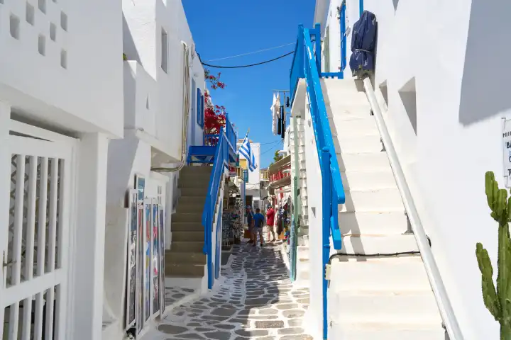 Themenbild Urlaub auf der Insel Mykonos in Griechenland. Typische weiße Häuser mit blauen Türen und Fensterläden