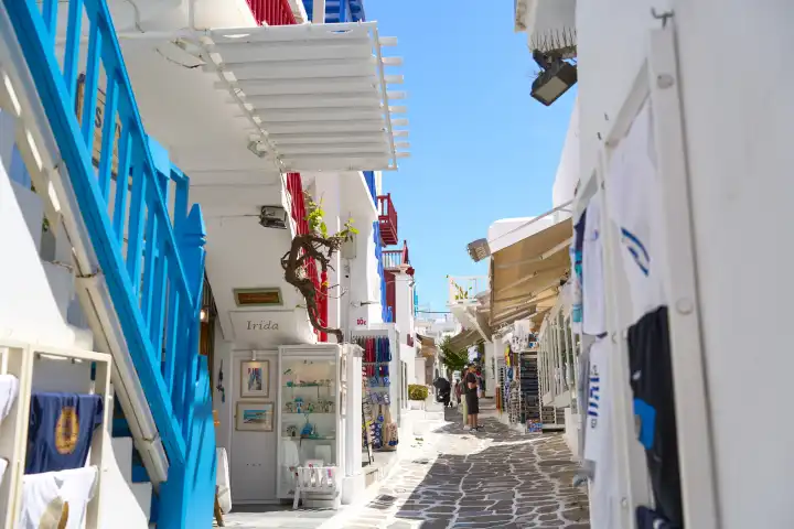 Themenbild Urlaub auf der Insel Mykonos in Griechenland. Typische weiße Häuser mit blauen Türen und Fensterläden