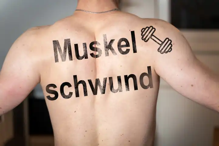 Trainierter Körper bzw. Rücken eines Mannes mit wenig Muskeln und der Aufschrift - Muskelschwund, Symbol für Abnahme der Muskelmasse und Krankheit - FOTOMONTAGE