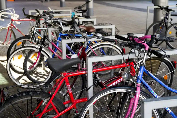 Abgeschlossene und abgestellte Fahrräder von Reisenden am Bahnhof in Augsburg                