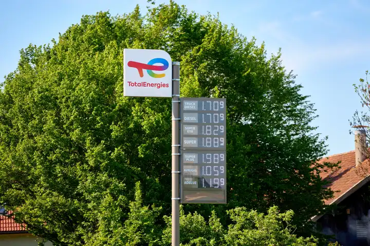 Preistafel für die Anzeige für den Preis von einem Liter Benzin oder Diesel an einer Total Energies Tankstelle in Bayern
