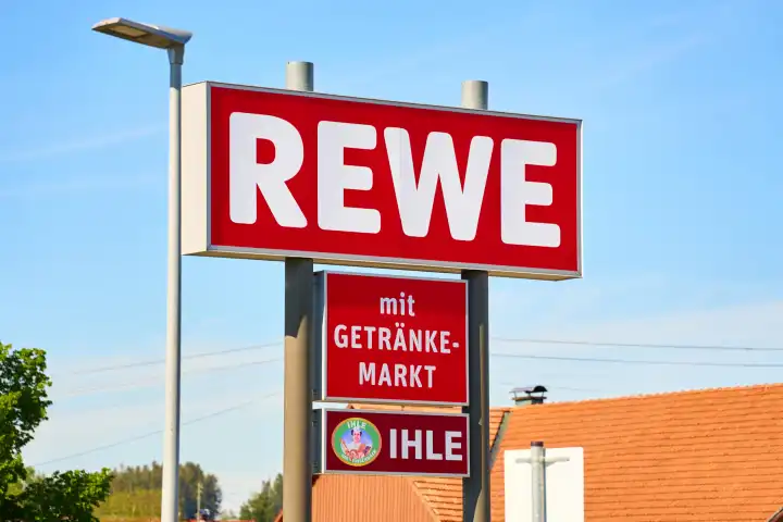 Rewe deutscher Supermarkt Logo an einer Filiale in Bayern 
