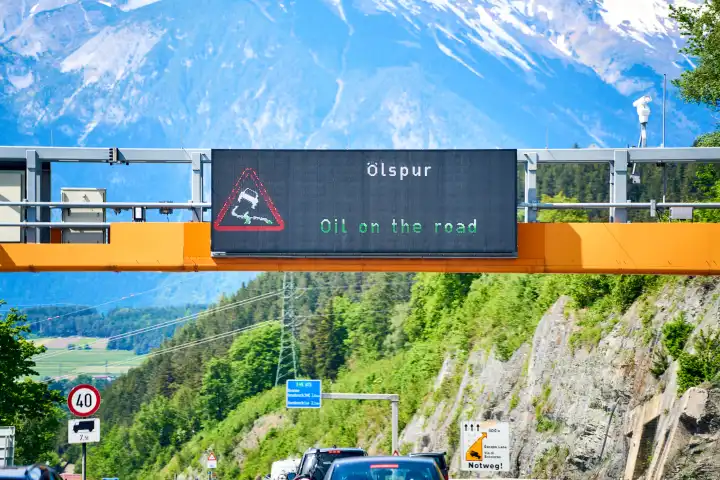  Warnung vor Ölspur auf einer Anzeigentafel auf der Autobahn in Österreich