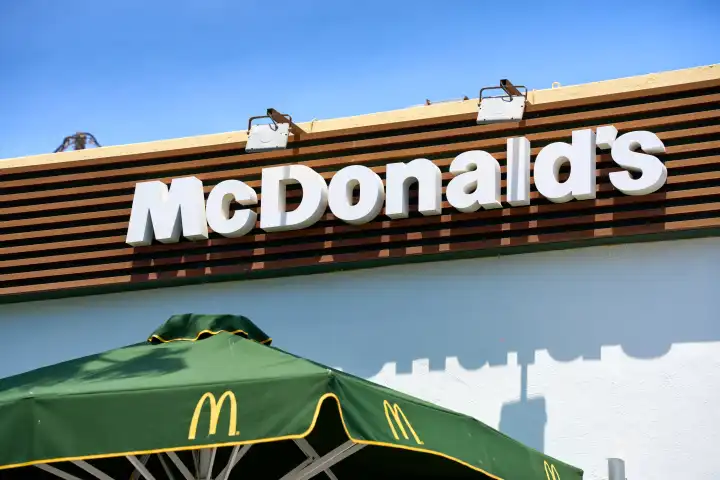 McDonald's  Schriftzug an einer Filiale der Fastfood Kette. Mc Donalds