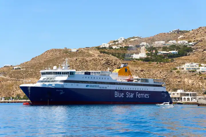 Griechische Fähre im Hafen von Mykonos in Griechenland. Blue Star Ferries Reederei
