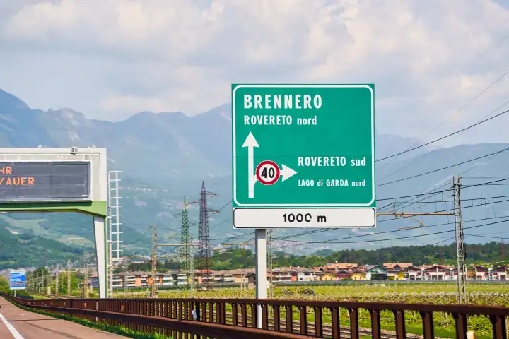 Verkehrsschild Wegweiser richtung Brenner auf der Autobahn in Italien