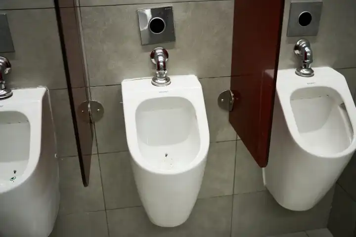 Urinale in einer öffentliche Toilette für Männer